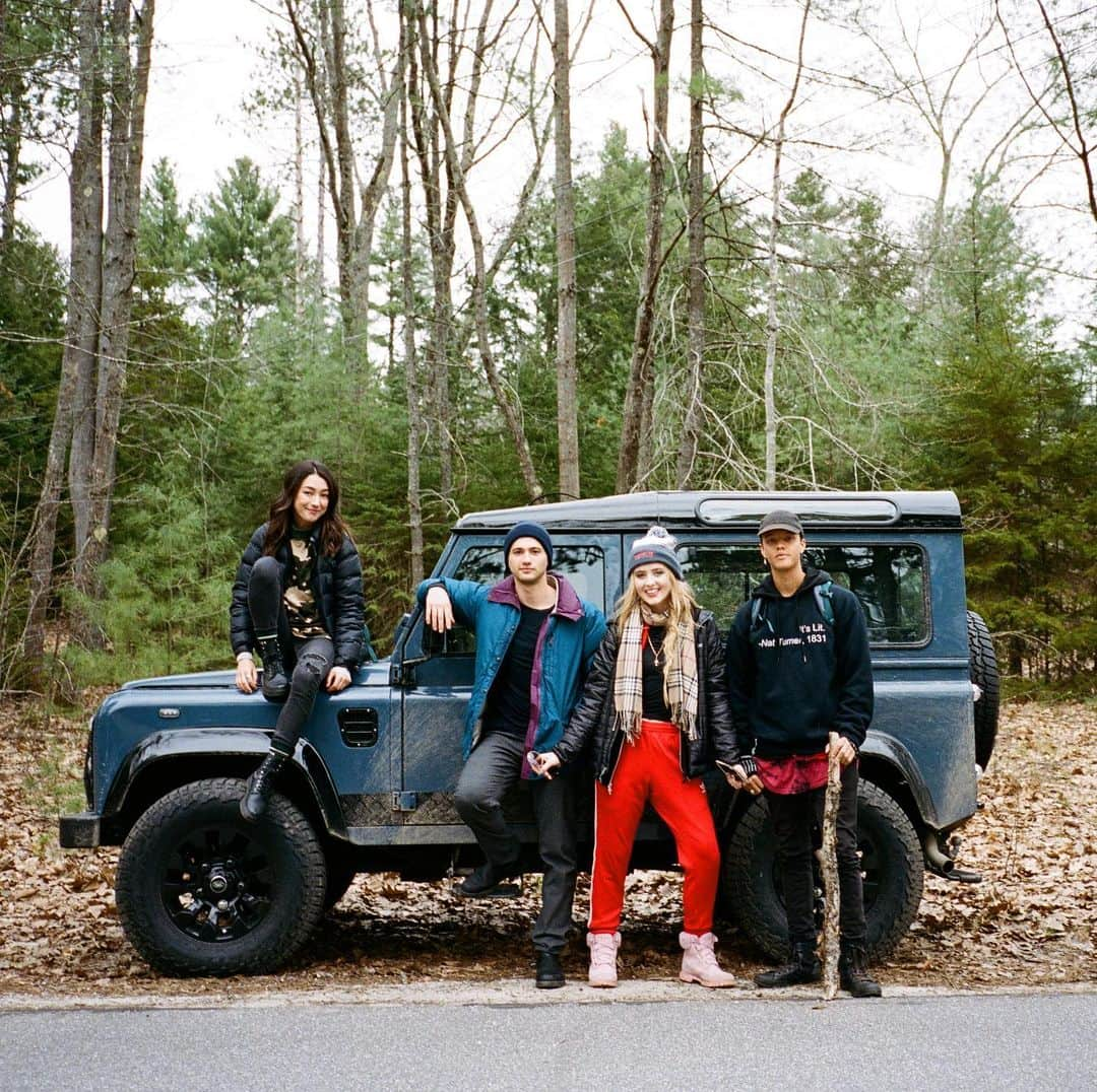 ネットフリックスさんのインスタグラム写真 - (ネットフリックスInstagram)「Took these babes on a road trip, gave @alexfitzalan a bunch of cameras to capture the magic, all of a sudden feel like throwing my phone in the woods」5月22日 4時53分 - netflix