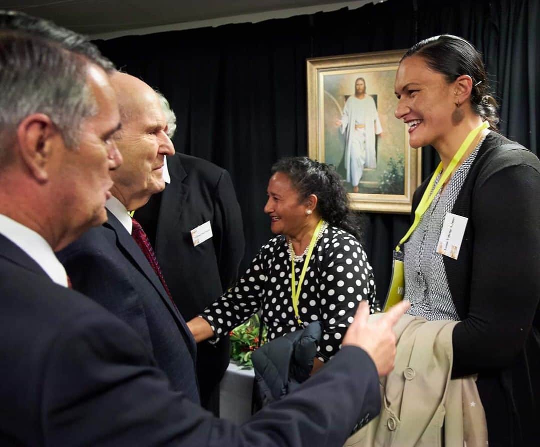 バレリー・アダムスさんのインスタグラム写真 - (バレリー・アダムスInstagram)「What a blessing it was to meet President Nelson and to share and exchange a few words. 🙌🏽💕 Timing was impeccable. #Prophet #LDS #AucklandDevotional #PacificTour #Blessing #MumPriceRightThere #SweetTenderMoment」5月22日 4時49分 - valerieadams84