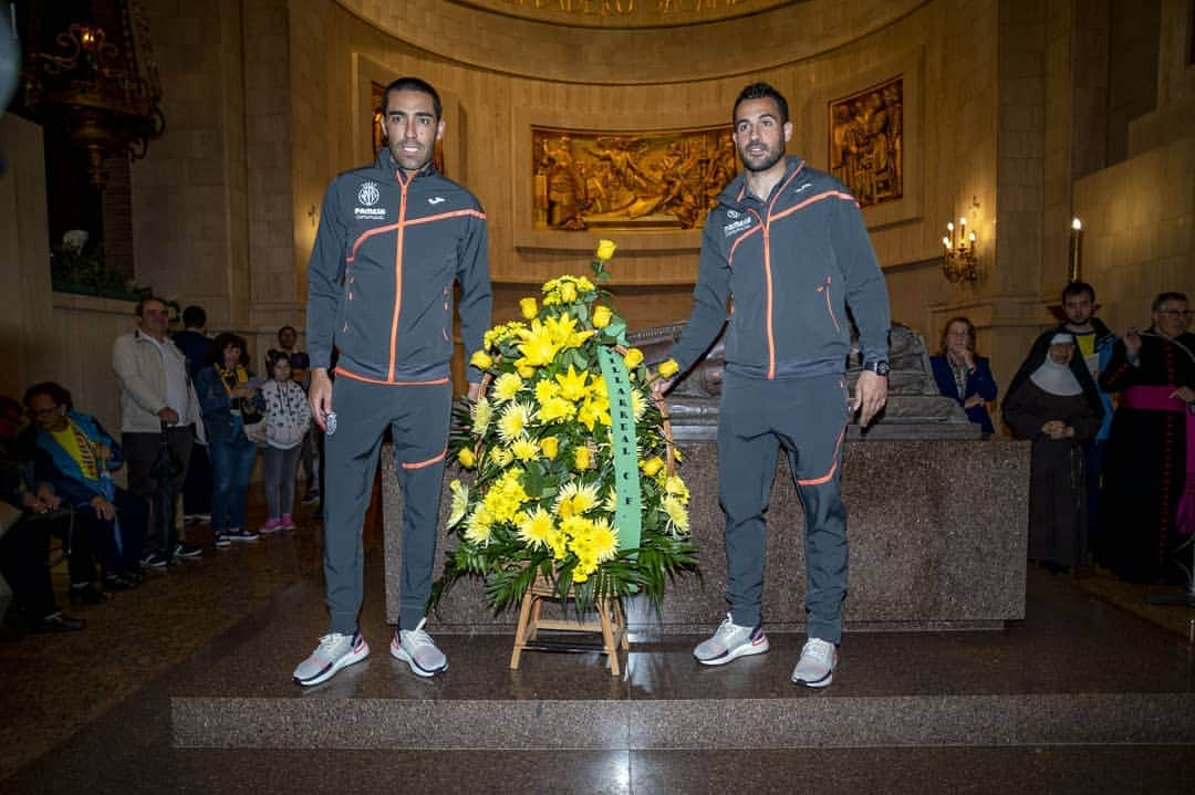 ビジャレアルCFさんのインスタグラム写真 - (ビジャレアルCFInstagram)「El #Villarreal ha celebrado esta tarde el tradicional brindis por la permanencia con la @apvillarrealcf 🥂. ¡Y también una ofrenda a Sant Pasqual ⛪! . This afternoon, #Villarreal enjoyed the traditional toast celebrating survival with the @apvillarrealcf 🥂. And they also made an offering to Sant Pasqual ⛪!」5月22日 4時50分 - villarrealcf