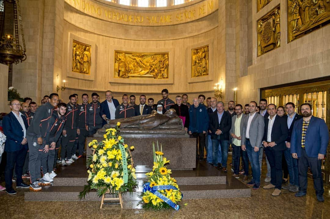 ビジャレアルCFさんのインスタグラム写真 - (ビジャレアルCFInstagram)「El #Villarreal ha celebrado esta tarde el tradicional brindis por la permanencia con la @apvillarrealcf 🥂. ¡Y también una ofrenda a Sant Pasqual ⛪! . This afternoon, #Villarreal enjoyed the traditional toast celebrating survival with the @apvillarrealcf 🥂. And they also made an offering to Sant Pasqual ⛪!」5月22日 4時50分 - villarrealcf