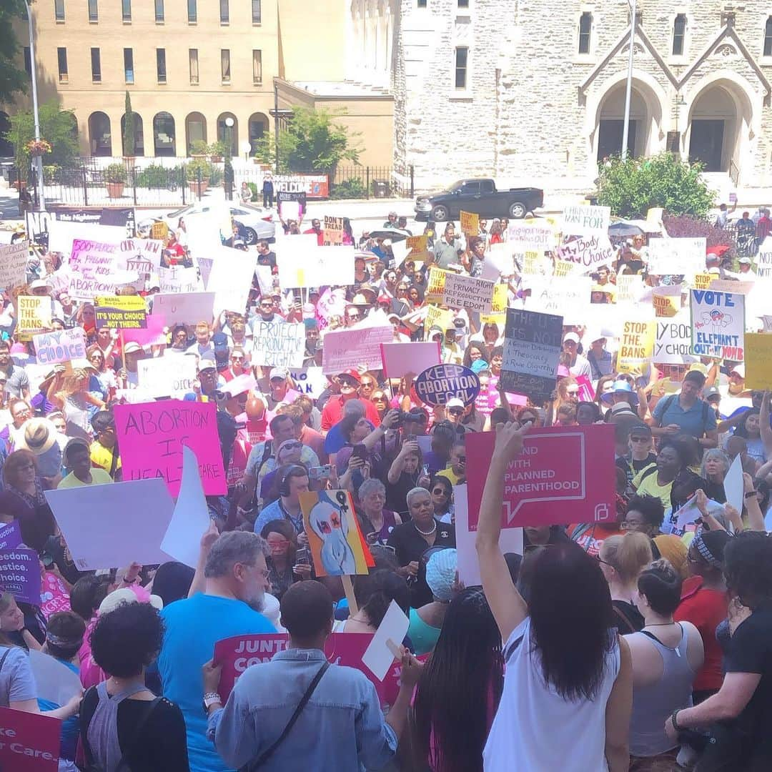 CNNさんのインスタグラム写真 - (CNNInstagram)「Across the US on Tuesday, abortion-rights advocates flooded town squares and statehouses, chanting and carrying signs to protest new state laws that criminalize or sharply restrict abortions. "Across the country, we are seeing a new wave of extreme bans on abortion, stripping away reproductive freedom and representing an all-out assault on abortion access," organizers said. Using the hashtag #StopTheBans, the protesters spoke up for reproductive freedom. (📸: Matt Rourke/AP, Andrew Caballero-Reynolds/AFP/Getty Images, Elijah Nouvelage/Getty Images, Kevin Lamarque/Reuters and CNN’s @kokomodianne)」5月22日 4時52分 - cnn