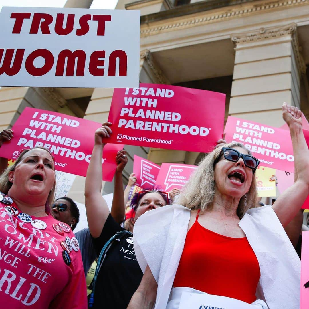 CNNさんのインスタグラム写真 - (CNNInstagram)「Across the US on Tuesday, abortion-rights advocates flooded town squares and statehouses, chanting and carrying signs to protest new state laws that criminalize or sharply restrict abortions. "Across the country, we are seeing a new wave of extreme bans on abortion, stripping away reproductive freedom and representing an all-out assault on abortion access," organizers said. Using the hashtag #StopTheBans, the protesters spoke up for reproductive freedom. (📸: Matt Rourke/AP, Andrew Caballero-Reynolds/AFP/Getty Images, Elijah Nouvelage/Getty Images, Kevin Lamarque/Reuters and CNN’s @kokomodianne)」5月22日 4時52分 - cnn