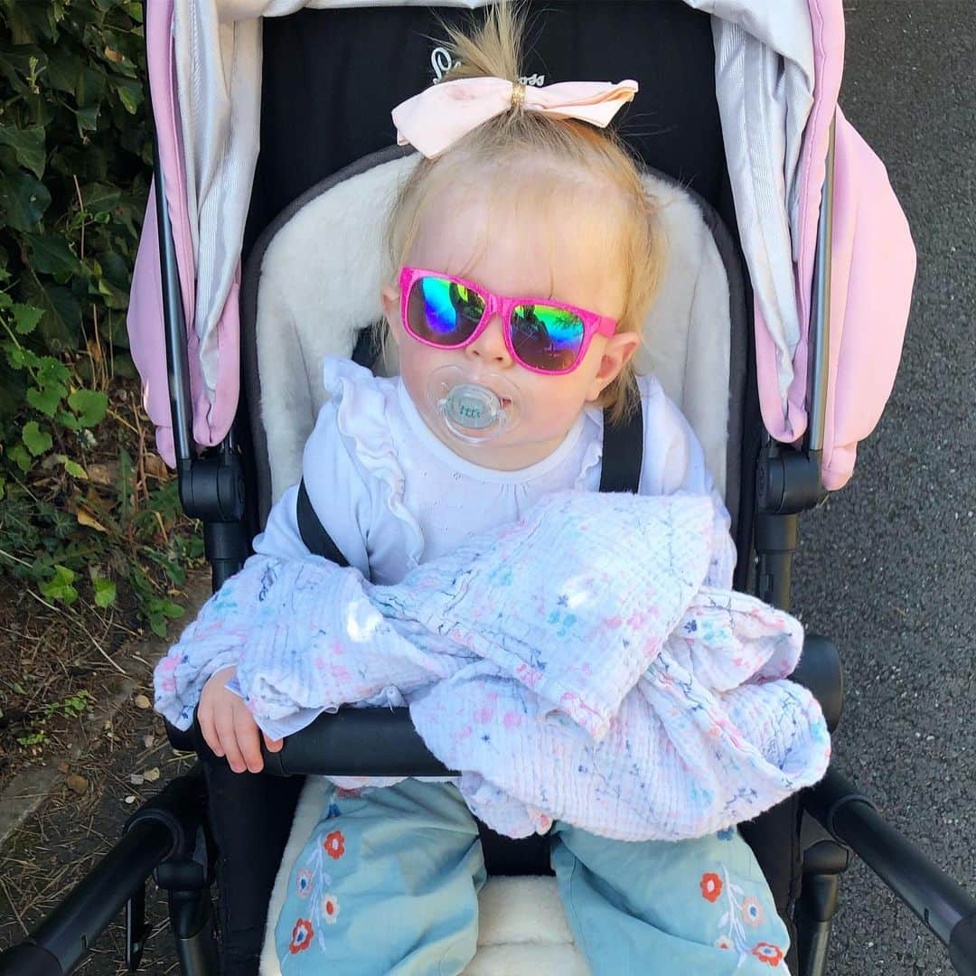 ルイーズ・ペントランドさんのインスタグラム写真 - (ルイーズ・ペントランドInstagram)「En route to baby ballet, living her best little life. What a dot. I can’t get enough of her. . How’s your days been? Xxx」5月22日 5時03分 - louisepentland