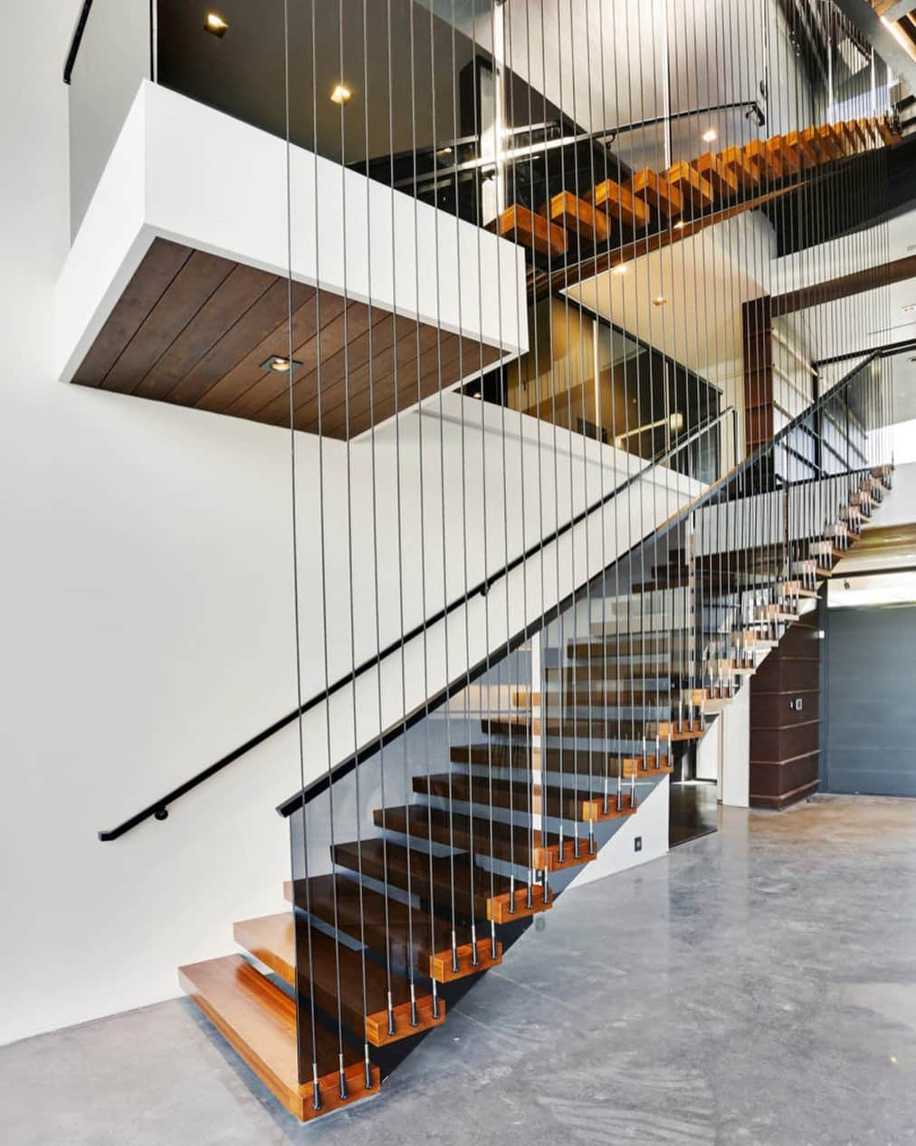 Design Milkさんのインスタグラム写真 - (Design MilkInstagram)「Metal cables rise from the bottom floor stair treads up to the ceiling creating a dramatic visual element at the Miller Lane Residence designed by @m2_studio_design. \\\ designmilk.com」5月22日 4時56分 - designmilk