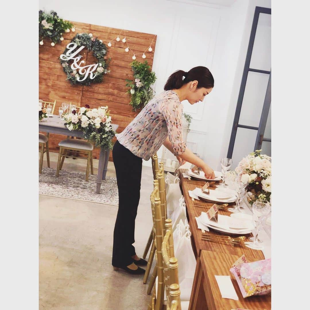 田澤友子さんのインスタグラム写真 - (田澤友子Instagram)「【 wedding produce 】 ・ 夜な夜な作業して完成した アンティーク風ウッドパネル。 ・ お花を飾ると、まるで海外ウェディングのような 味のある雰囲気に♡ ・ 木材から購入して、組み立てて、 塗装をして…全てDIYで仕上げました。 ・ イニシャルも、手作り。 ・ ご結婚式当日、花嫁様には心からの笑顔で 過ごして頂けるように…！ ・ 私もスタッフも、すべてその想いが原動力です。 ・ ・ パーティースペース 《 エタニテ・ドゥ・ウフ 》 @eternite_oeuf ・ ・ ・ #ウェディングパーティー #flower #decoration  #ウェディング #wedding #weddingparty  #ウェディングプロデューサー #スタイリング #ウェディングプロデュース #パーティー #party  #エタニテドゥウフ #eternitedeoeuf  #ウフウェディング #ウフパーティー #ウフ  #松山市 #結婚式 #会場 #パーティー会場 #結婚式場 #レストランウェディング #オリジナルウェディング #アットホームウェディング #会場装飾 #ウェディング装飾 #高砂装花  #海外ウェディング #田澤友子 #そのうち大工に転職か？」5月22日 4時56分 - tomo_tazawa