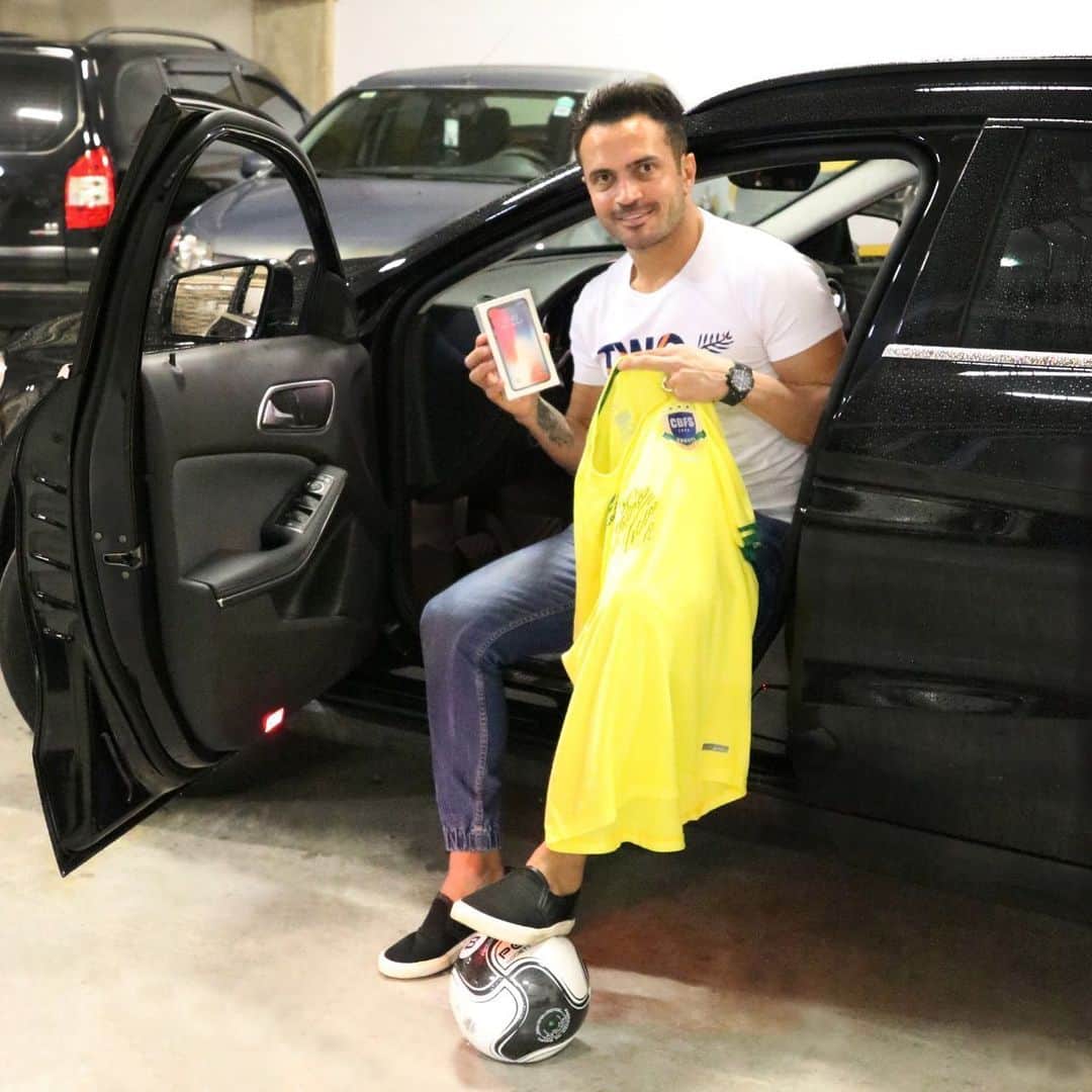 アレッサンドロ・ローザ・ヴィエイラのインスタグラム：「SE LIGA NESSA SUPER PROMOÇÃO QUE TA ROLANDO GALERA!! @unidas @unidasseminovos  Quer concorrer a 7 diárias grátis de um carro da Unidas + 1 Iphone X + 1 camisa autografada + 1 bola autografada + 1 power bank e outros brindes bacanas ? Não é top demais ? então se liga!! . Vocês sabem que eu amo viajar, não paro quieto e por isso preciso ter sempre um carro à disposição para facilitar minha rotina né? E como eu sei que muitos de vocês precisam de um carro para o dia a dia, chamei a Unidas, minha parceira, pra ajudar vocês, assim como pude contar com eles!! . -para participar basta seguir as seguintes regras: . 1- seguir os perfis @unidas e @unidasseminovos . 2-marcar no mínimo 3 pessoas nos comentários dessa foto . 🔵o sorteio será realizado no dia 07/06/2019 e o perfil do vencedor(a) deverá estar aberto para conferência no dia do sorteio . 🚙 as diárias grátis serão contempladas em 1 carro Sedan médio AT Grupo CA . ✖não vale marcar perfis fakes, de famosos, lojas e repetir os amigos anteriormente marcados neste post!  Quanto mais marcar, maior a sua chance! 📍SORTEIO VÁLIDO PARA TODO O BRASIL 📦 O prazo de entrega para os prêmios é de até 10 dias úteis  Boa sorte galera e corre aí pra marcar geral!!!」
