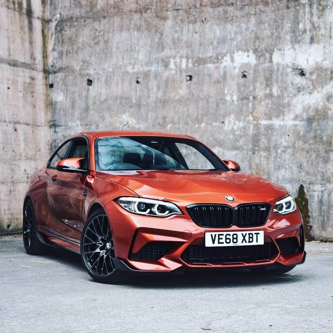 BMWのインスタグラム：「Your very own sunset. The BMW M2 Competition. #BMWrepost @m2rude @fxst_lxne  #BMW #M2 #BMWM __ BMW M2 Competition: Fuel consumption in l/100 km (combined): 10.0 – 9.8. CO2 emissions in g/km (combined): 227 – 224. The values of fuel consumptions, CO2 emissions and energy consumptions shown were determined according to the European Regulation (EC) 715/2007 in the version applicable at the time of type approval. The figures refer to a vehicle with basic configuration in Germany and the range shown considers optional equipment and the different size of wheels and tires available on the selected model. The values of the vehicles are already based on the new WLTP regulation and are translated back into NEDC-equivalent values in order to ensure the comparison between the vehicles. [With respect to these vehicles, for vehicle related taxes or other duties based (at least inter alia) on CO2-emissions the CO2 values may differ to the values stated here.] The values of the vehicles are preliminary. The CO2 efficiency specifications are determined according to Directive 1999/94/EC and the European Regulation in its current version applicable. The values shown are based on the fuel consumption, CO2 values and energy consumptions according to the NEDC cycle for the classification. For further information about the official fuel consumption and the specific CO2 emission of new passenger cars can be taken out of the „handbook of fuel consumption, the CO2 emission and power consumption of new passenger cars“, which is available at all selling points and at https://www.dat.de/angebote/verlagsprodukte/leitfaden-kraftstoffverbrauch.html.」