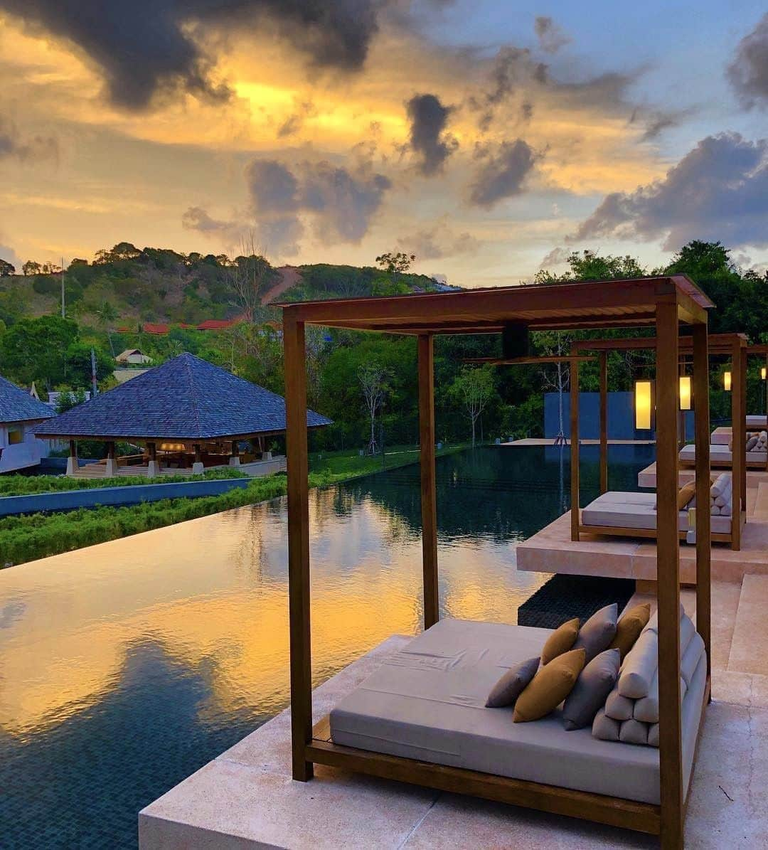 リッツ・カールトンさんのインスタグラム写真 - (リッツ・カールトンInstagram)「Reflect on magical evenings as shifting skies create golden moments at The Ritz-Carlton, #KohSamui. ⁣⠀ ⁣⠀ #Thailand #SoutheastAsia #island #magical #evening #sunset #goldenhour #cabana #reflection #oasis #pool #relaxing #tranquility #peaceful #travel #travelgram #Instatravel #traveldiaries via – @admirablejourneys」5月22日 5時00分 - ritzcarlton