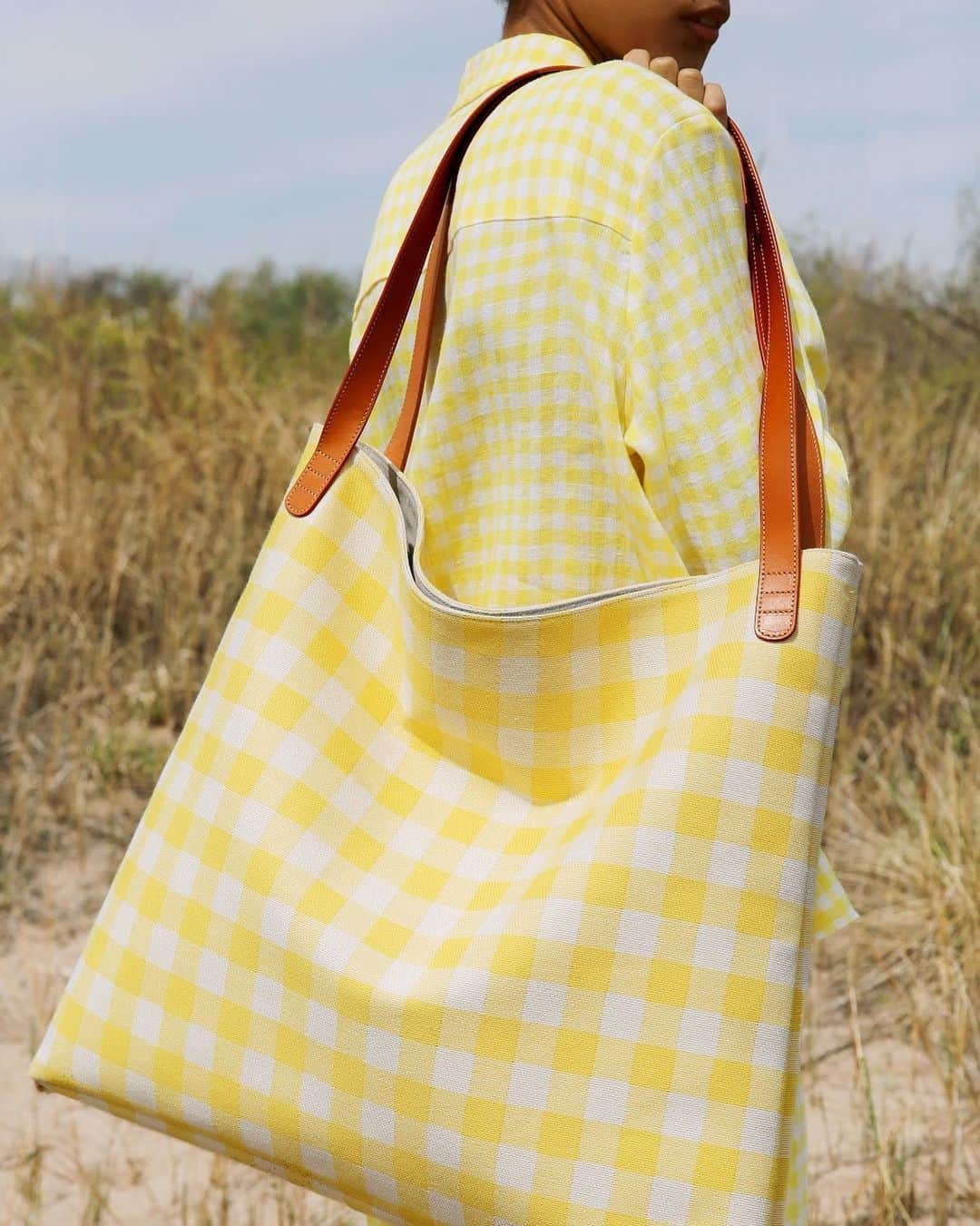 マンサー ガブリエルさんのインスタグラム写真 - (マンサー ガブリエルInstagram)「A sunny & happy summer look: our Gingham Linen Worker shirt & Straight pant paired with the Oversized Shoulder Hobo in Checker ☀️💛🌼 #mansurgavriel」5月22日 5時19分 - mansurgavriel