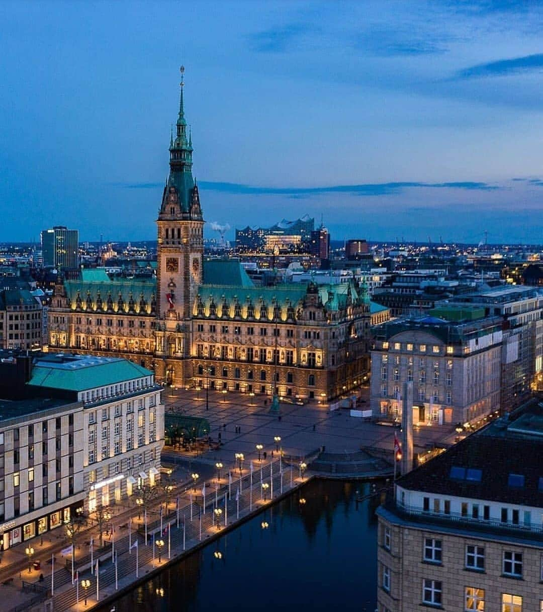 Instagramersさんのインスタグラム写真 - (InstagramersInstagram)「Night view of Hamburg by @jakobhahn at @igershamburg 📸😍 #igershamburg #igers」5月22日 5時14分 - igers