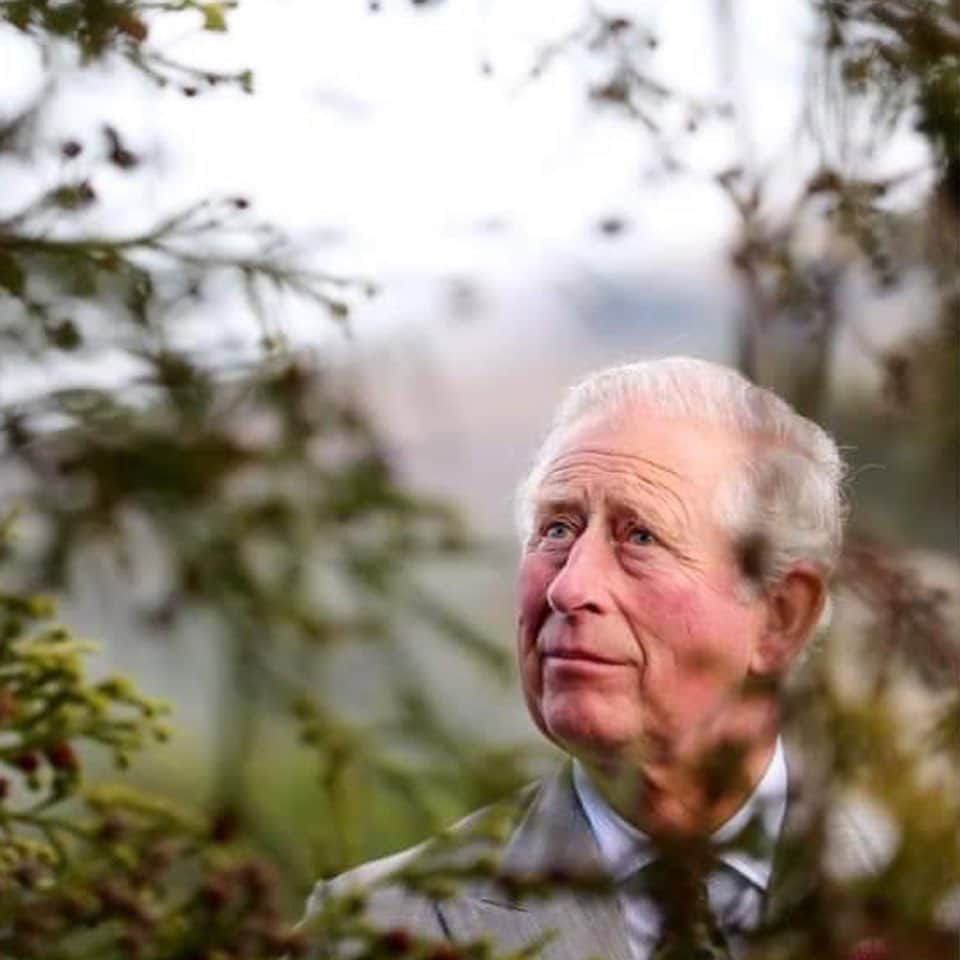 ロイヤル・ファミリーさんのインスタグラム写真 - (ロイヤル・ファミリーInstagram)「This week The Prince of Wales and The Duchess of Cornwall are visiting Ireland, where they have carried out a number of engagements. #RoyalVisitIreland  Their Royal Highnesses were welcomed to Glencree Centre by the President of Ireland and his wife, Mrs Sabina Higgins. The Centre facilitates peace and reconciliation between groups involved in, and affected by, violent conflict in Ireland.  Afterwards, at Powerscourt House, The Prince planted a Giant Redwood tree - once grown, the Sequoiadendron giganteum is the largest in the world. TRHs then joined a reception where they met people involved in the estate.  The Prince of Wales then met climate change volunteers and campaigners at the Cool Planet experience. The experience aims to encourage people to make more environmentally friendly choices. HRH also spoke with children as they demonstrated how to make water balls - a plastic-free alternative to water bottles.  Meanwhile, The Duchess visited clients and staff at Bray Women’s Refuge. HRH heard about how the Centre provides short term crisis accommodation to women and children who have experienced domestic abuse.  Follow @clarencehouse for more.」5月22日 5時32分 - theroyalfamily