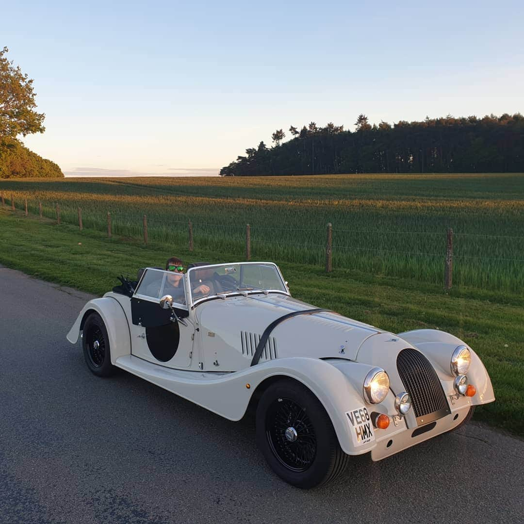 オリバー・フェルプスさんのインスタグラム写真 - (オリバー・フェルプスInstagram)「Perfect way to spend a brilliant spring evening. Roof off the @morganmotor and the world breezing past. Heaven. #nofilter #Morgan #countryroads #roadster」5月22日 5時32分 - oliver_phelps