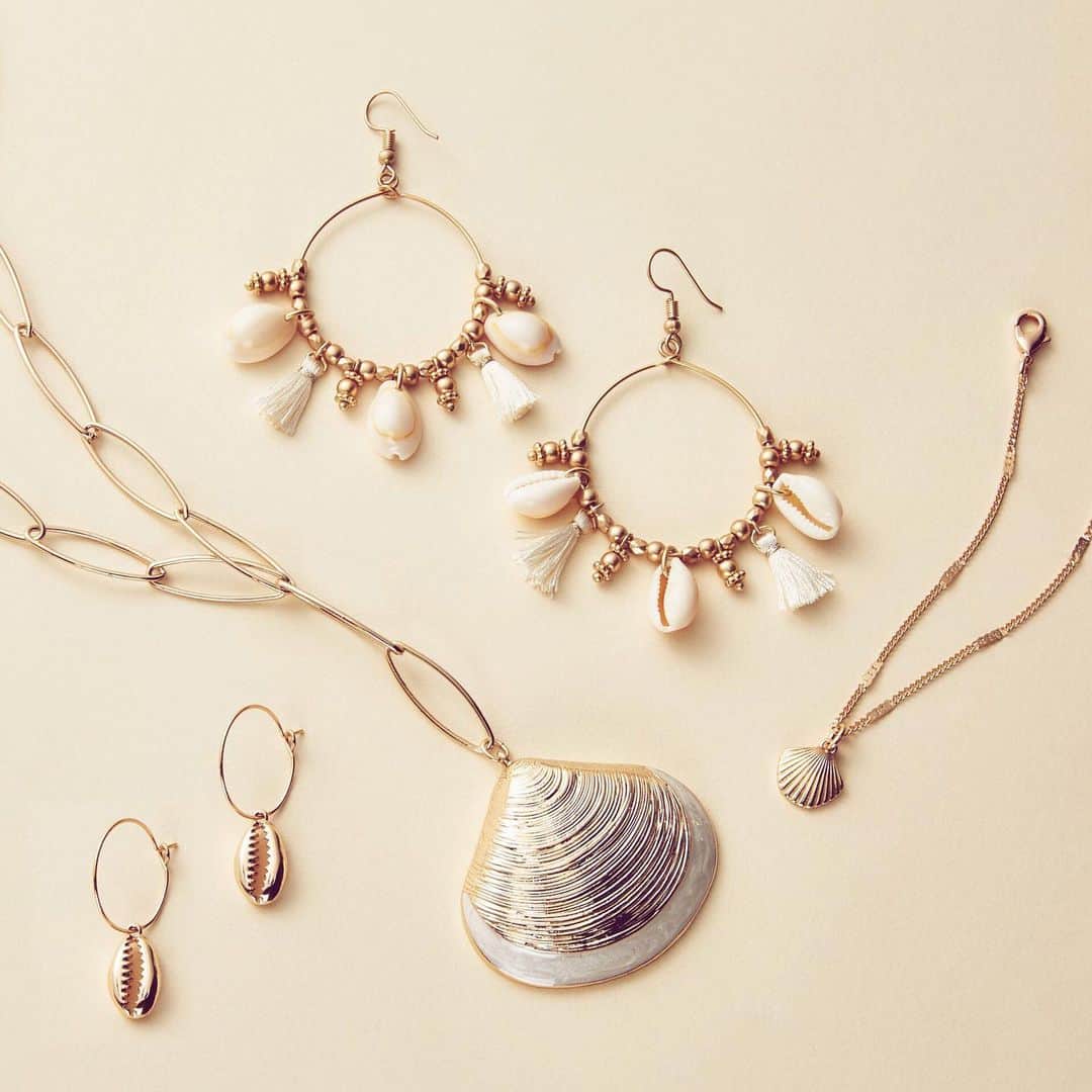 Nextさんのインスタグラム写真 - (NextInstagram)「We sell seashells on the seashore 🐚 make every outfit summer appropriate with our favourite trend of the season! Shop 👉 🔍 Necklaces: 642578, 606372 & 303707 Earrings: 630695 & 924211 Bracelet: 610356. #trend #trending #shells #jewellery #summer #summerfashion #accessories #womensfashion #womenstyle #summervibes #seashells」5月22日 5時43分 - nextofficial