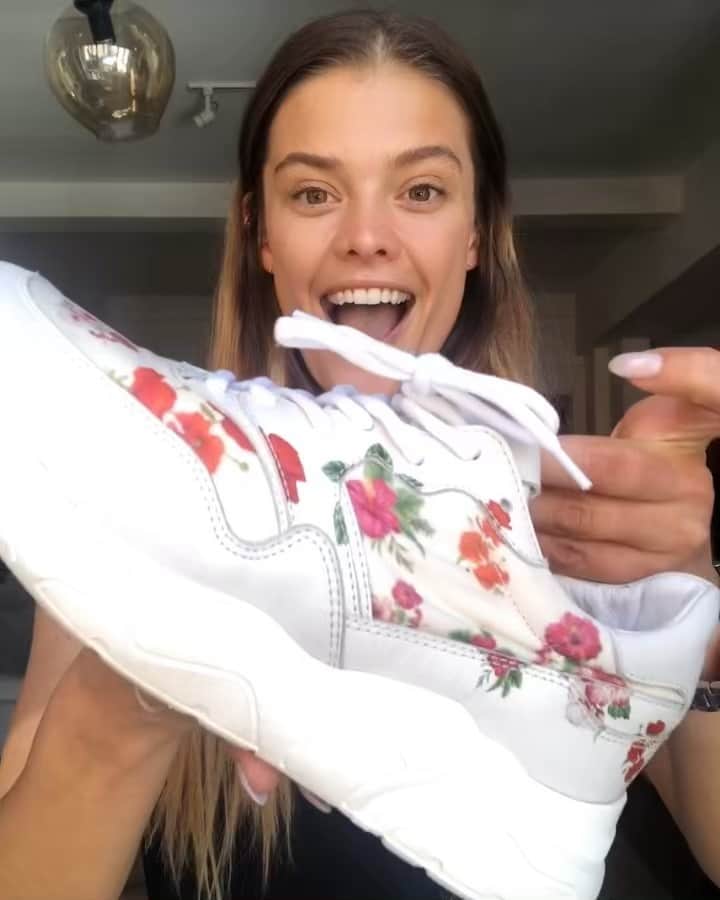 ニーナ・アグダルのインスタグラム：「OMG, FINALLY! 😅 I couldn’t be any more excited to announce my collaboration with @koio!!! I have never ever done anything like this and it’s been so amazing to be a part of this process and journey with such an amazing team! From putting together the inspiration board, to seeing samples, to making tough decisions, to be a part of the creative process behind the shoe and behind and in front of the camera. I feel so proud to be a part of this and can’t thank the entire Koio Team and everyone who was involved enough for letting me bring my summer sneaker to life and for giving me freedom and trusting me in this whole process! Preorder your pair ON Thursday at 1 PM on Koio.co and i CANT WAIT TO SEE YOU ROCK THEM ♥️ Tag me, dm me, yell at me on the street if youre wearing them! I want to see! #koio #koioxninaagdal」