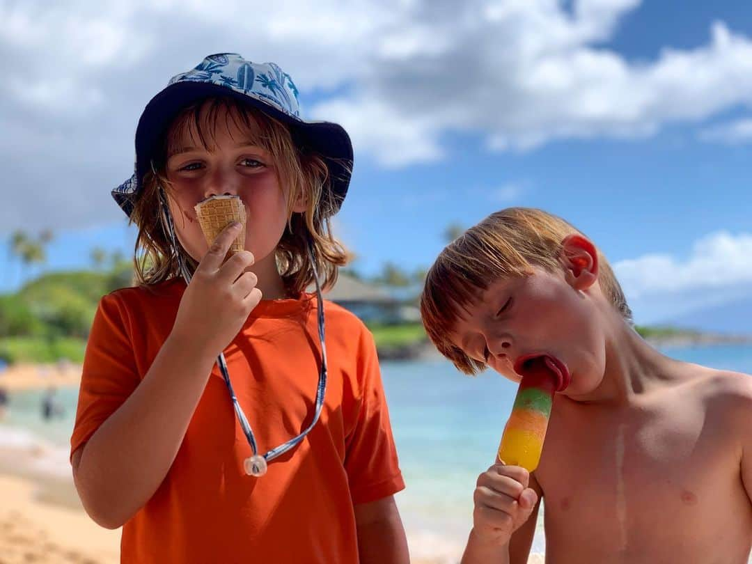 カイル・ニューマンさんのインスタグラム写真 - (カイル・ニューマンInstagram)「Ice Cream Crew. 2019 edition. 🍦 #JamesKnight #LeoThames #brothers #brobros #swipe #Maui #Hawaii 🌸🐠🐬🌊🏄🏼‍♂️🌋」5月22日 5時50分 - kyle_newman