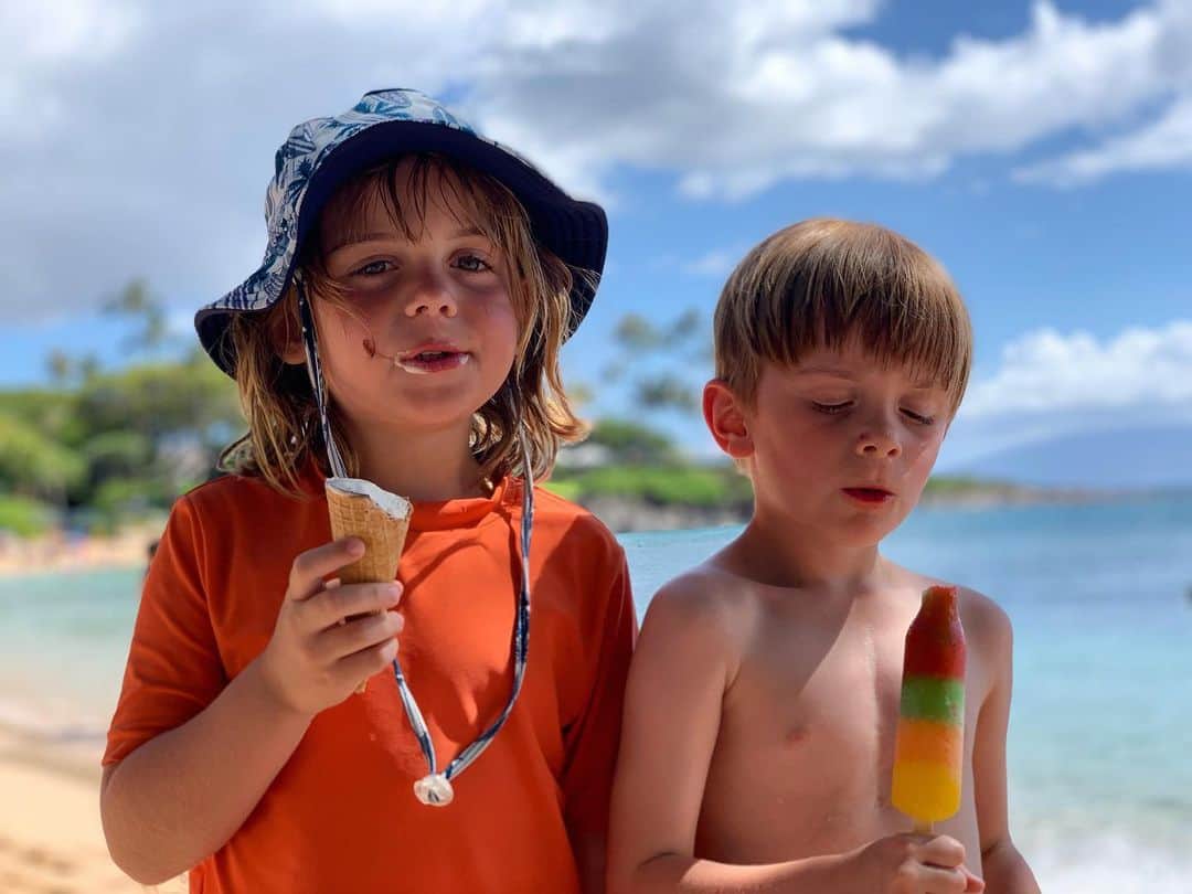 カイル・ニューマンさんのインスタグラム写真 - (カイル・ニューマンInstagram)「Ice Cream Crew. 2019 edition. 🍦 #JamesKnight #LeoThames #brothers #brobros #swipe #Maui #Hawaii 🌸🐠🐬🌊🏄🏼‍♂️🌋」5月22日 5時50分 - kyle_newman