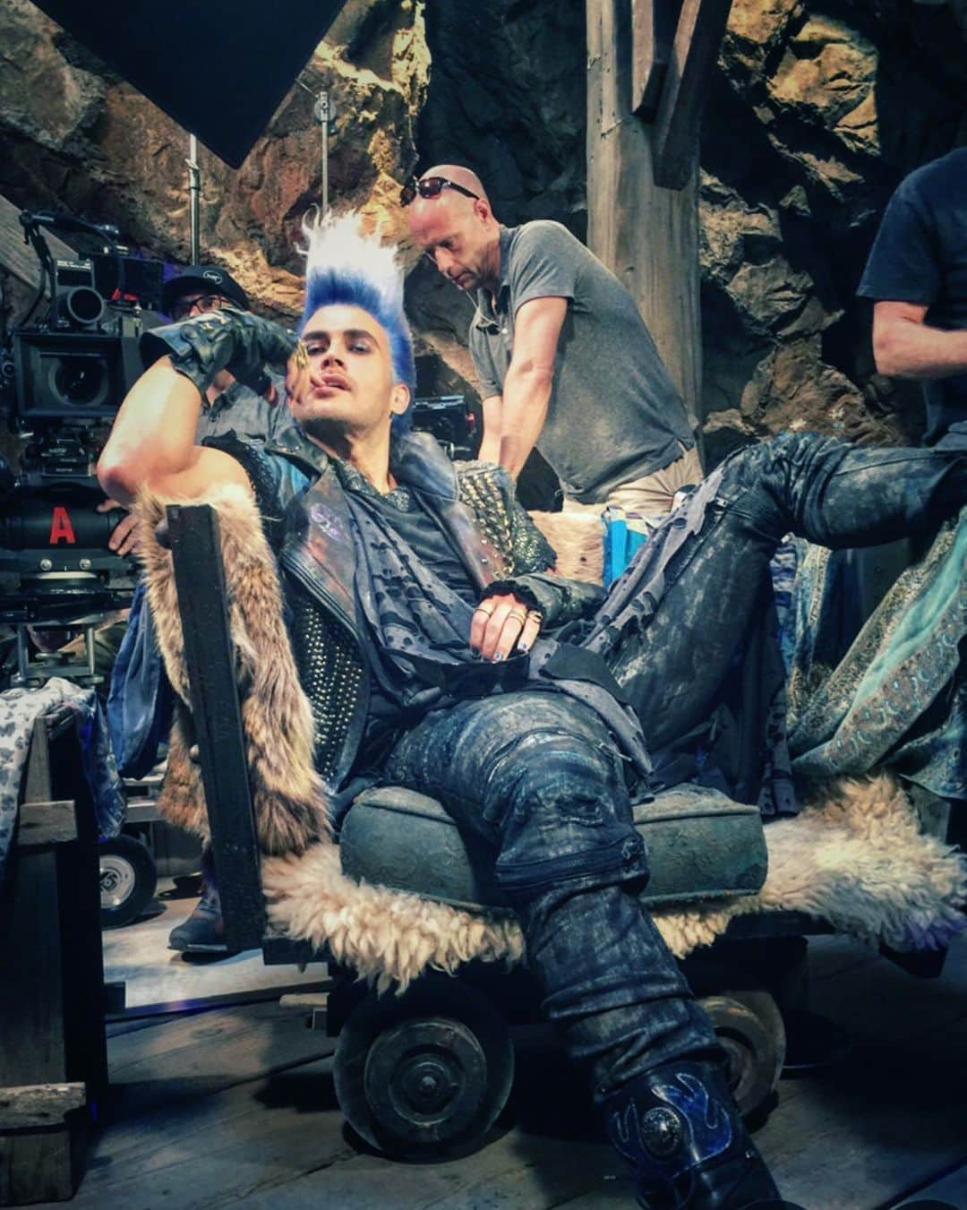 シャイアン・ジャクソンさんのインスタグラム写真 - (シャイアン・ジャクソンInstagram)「I listened to David Bowie from the LABYRINTH soundtrack before shooting scenes as HADES.  #LiveWithoutTheSunlight #Descendants3 . . . Coming soon. 📷 by @kennyortegablog」5月22日 5時57分 - mrcheyennejackson