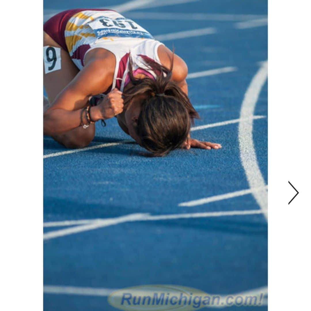 Whitney ROWEさんのインスタグラム写真 - (Whitney ROWEInstagram)「Throwback to my first time getting All-American..I was too hype 😂 there were 9 of us in the 200m final only 8 were getting the trophies I got 7th 😭 (I came in ranked 26th) but fr these photos always remind me that my time will come just gotta keep working!  Also good luck to all the MAVS heading to NCAAs! . . . . . . . #athlete #tracknation #fitness #run #running #track #sprinter #athletics #workout #motivation #love #run #fitness #runner #fit #runnerscommunity #workout #nike #trackandfield #mavup #excusemyhair #RMAC」5月22日 5時58分 - whiitrowe