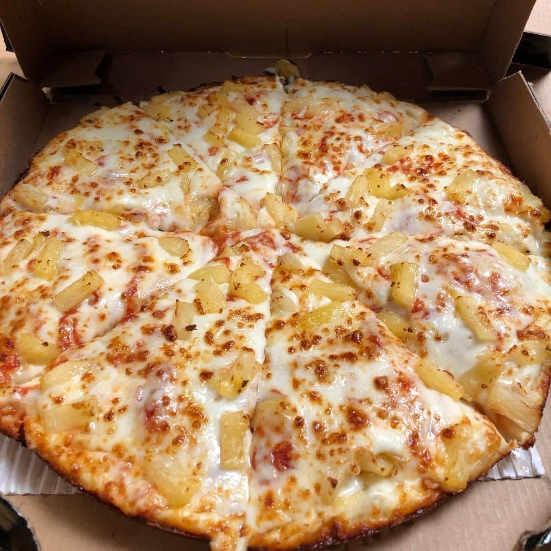 Domino's Pizzaさんのインスタグラム写真 - (Domino's PizzaInstagram)「That feeling when you open the box for the first time. 👌😍🍍」5月22日 6時00分 - dominos