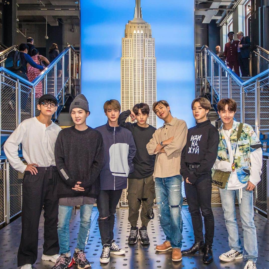 Empire State Buildingさんのインスタグラム写真 - (Empire State BuildingInstagram)「ATTENTION @bts.bighitofficial ARMY: #BTS visited the #EmpireStateBuilding today ahead of their @IheartRadio LIVE tonight! Starting at sunset, we’ll be sparkling in purple at the top of every hour for 5 minutes for them & the #BTSArmy! #BTSxNYC 💜✨ . Not in NYC? Visit esbo.nyc/LiveCam to catch the lighting live on Earth Cam!」5月22日 6時05分 - empirestatebldg