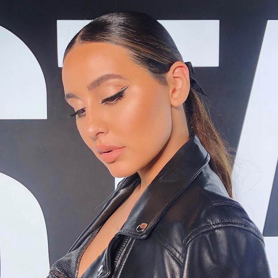 Too Facedさんのインスタグラム写真 - (Too FacedInstagram)「@angiemikaelian masters a PERFECT sharp wing using our Better Than Sex Eyeliner 🖤 #betterthansex #toofaced」5月22日 6時07分 - toofaced
