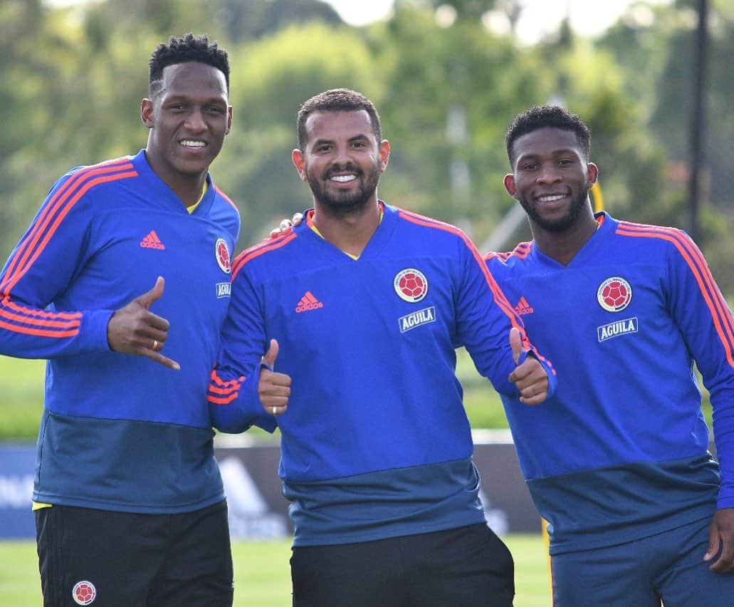 サッカー コロンビア代表チームのインスタグラム：「La felicidad de vestir la camiseta de la @fcfseleccioncol. 😬👊🏼⚽️」