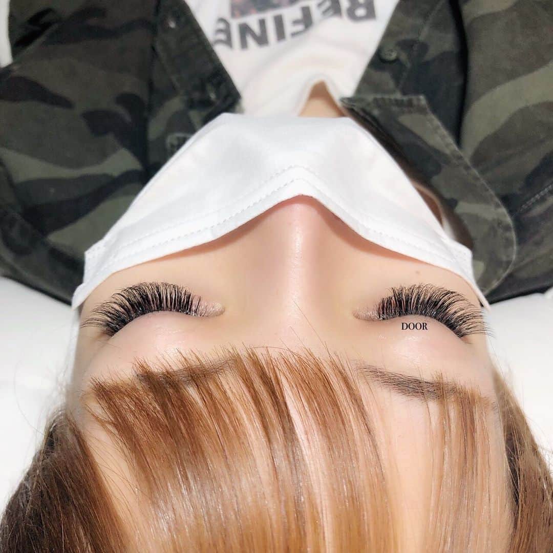 葉月七瀬のインスタグラム：「日曜にマツエクリペアしに行ってきたよ👀💕 ボリュームラッシュで600本に戻してもらいました🥰 ふさふさに戻った🌟 . 担当はずっーと金子さん(@5sayaka18 )💗 金子さん今月誕生日だったので 誕プレ渡しました(´⸝⸝•ω•⸝⸝`) 喜んでくれて嬉しかったな💓💓 寝起きだったから目が真っ赤！笑 #ボリュームラッシュ  #リペア」