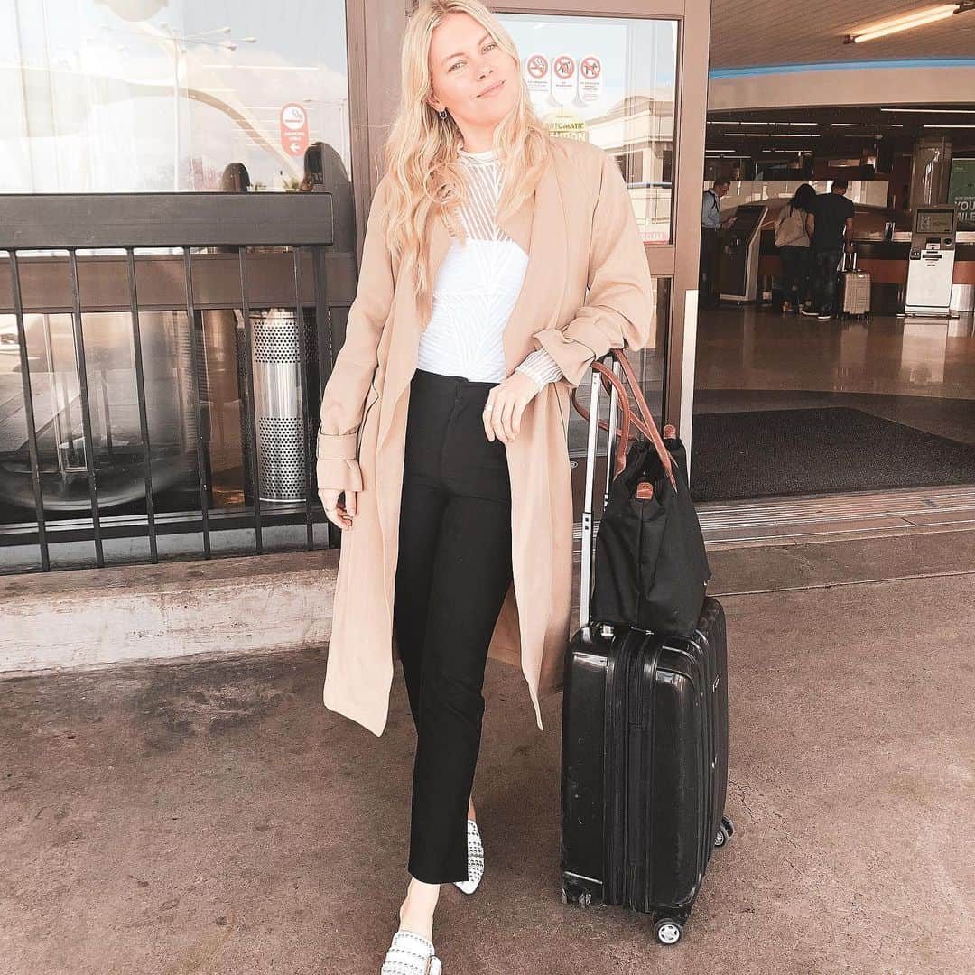 Chrissy Blairさんのインスタグラム写真 - (Chrissy BlairInstagram)「#airportoutfit en route to SF for meetings ✈️」5月22日 6時25分 - chrissy_blair