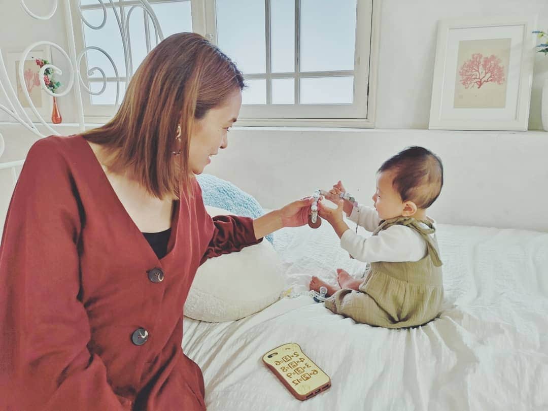 蛯原英里さんのインスタグラム写真 - (蛯原英里Instagram)「先日は「赤ちゃんとママ」の撮影で、かむちゃんと一緒でした😊 かむちゃんと一緒に撮影するのは今回が初めて！可愛く撮っていただきました✨  そして、いくみさんと一緒で かむちゃんと遊んでもらったりまだ短いけど、髪の毛も少しセットしてもらったりしました（笑）  発売日が待ち遠しいです💕  #赤ちゃんとママ #雑誌 #撮影 #少し緊張 #楽しかった#発売日 #待ち遠しい」5月22日 6時25分 - eriebihara