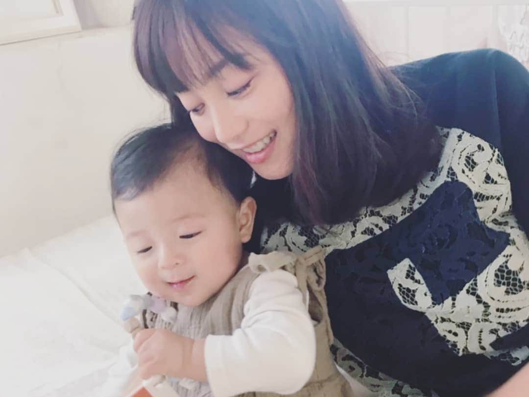 蛯原英里さんのインスタグラム写真 - (蛯原英里Instagram)「先日は「赤ちゃんとママ」の撮影で、かむちゃんと一緒でした😊 かむちゃんと一緒に撮影するのは今回が初めて！可愛く撮っていただきました✨  そして、いくみさんと一緒で かむちゃんと遊んでもらったりまだ短いけど、髪の毛も少しセットしてもらったりしました（笑）  発売日が待ち遠しいです💕  #赤ちゃんとママ #雑誌 #撮影 #少し緊張 #楽しかった#発売日 #待ち遠しい」5月22日 6時25分 - eriebihara