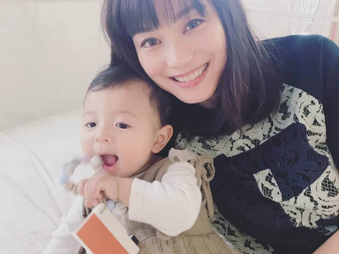 蛯原英里さんのインスタグラム写真 - (蛯原英里Instagram)「先日は「赤ちゃんとママ」の撮影で、かむちゃんと一緒でした😊 かむちゃんと一緒に撮影するのは今回が初めて！可愛く撮っていただきました✨  そして、いくみさんと一緒で かむちゃんと遊んでもらったりまだ短いけど、髪の毛も少しセットしてもらったりしました（笑）  発売日が待ち遠しいです💕  #赤ちゃんとママ #雑誌 #撮影 #少し緊張 #楽しかった#発売日 #待ち遠しい」5月22日 6時25分 - eriebihara