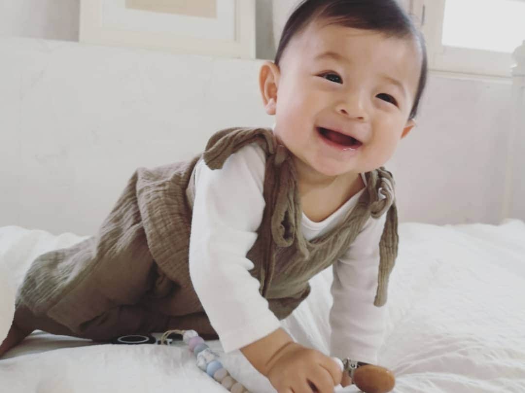 蛯原英里さんのインスタグラム写真 - (蛯原英里Instagram)「先日は「赤ちゃんとママ」の撮影で、かむちゃんと一緒でした😊 かむちゃんと一緒に撮影するのは今回が初めて！可愛く撮っていただきました✨  そして、いくみさんと一緒で かむちゃんと遊んでもらったりまだ短いけど、髪の毛も少しセットしてもらったりしました（笑）  発売日が待ち遠しいです💕  #赤ちゃんとママ #雑誌 #撮影 #少し緊張 #楽しかった#発売日 #待ち遠しい」5月22日 6時25分 - eriebihara