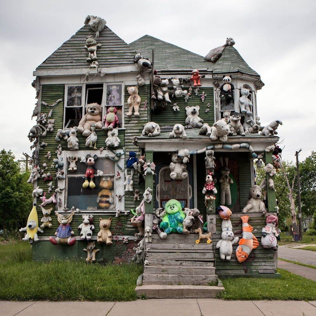 ニューヨーク・タイムズさんのインスタグラム写真 - (ニューヨーク・タイムズInstagram)「The artist Tyree Guyton made his Detroit street into a museum. Now he’s taking it all down. Tyree had been unwilling to watch Heidelberg, the 4-block-long street he loved so much, crumble into nothing. So as more and more families left, he took what remained, the detritus of neglect, and made it into sculptures, paintings and installations, holding up a kind of cracked mirror to the street and everything that had been lost there. Tyree’s art arose out of decline, and it has required decrepitude to exist. But after years of fighting off destruction from vandals, from elected officials, from arsonists and the police, Tyree must now effectively destroy his work in order to save it. Visit the link in our profile to read more about the @heidelbergproj. @damon_c shot these photos for @nytmag.」5月22日 6時29分 - nytimes