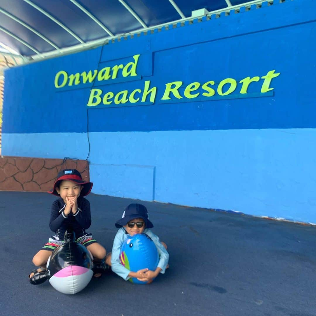 Hiromi Ｍaedaさんのインスタグラム写真 - (Hiromi ＭaedaInstagram)「グアム2日目は @onwardbeachresort_official のプール&海を満喫♡ ・ 子供の体力無限大👶🏼👦🏾 ・ オカン達も全力で楽しむ♡ ・ ・ 張りきって持ってきたビキニは @corally_swim のもの 海外ならビタミンカラーの水着も挑戦しやすい🍋 ・ ・ #guam#guamtrip#親子旅#グアム#子連れグアム#poolpoolpool#プール#beach#onwardbeachresort#オンワードビーチリゾート#tamuning」5月22日 6時33分 - hiron953