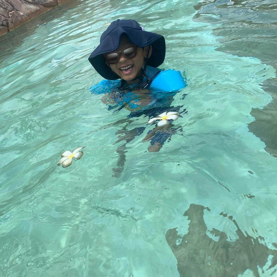 Hiromi Ｍaedaさんのインスタグラム写真 - (Hiromi ＭaedaInstagram)「グアム2日目は @onwardbeachresort_official のプール&海を満喫♡ ・ 子供の体力無限大👶🏼👦🏾 ・ オカン達も全力で楽しむ♡ ・ ・ 張りきって持ってきたビキニは @corally_swim のもの 海外ならビタミンカラーの水着も挑戦しやすい🍋 ・ ・ #guam#guamtrip#親子旅#グアム#子連れグアム#poolpoolpool#プール#beach#onwardbeachresort#オンワードビーチリゾート#tamuning」5月22日 6時33分 - hiron953
