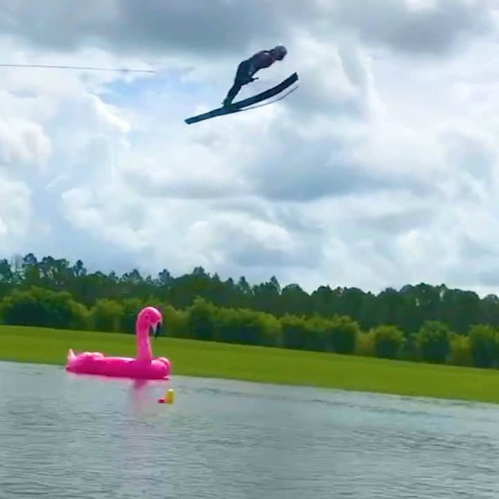 のインスタグラム：「We’ve decided @dorienllewellyn’s jumps can only be judged in flamingos now. 🏃‍♂️: Pro Waterskier Dorien Llewellyn 📹: @rdodd260  #jump #air #ski #waterski #commit #fly #redbull #givesyouwings」