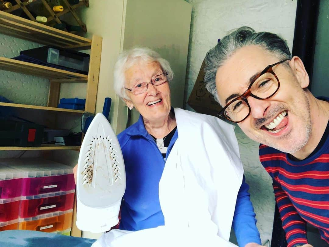 アラン・カミングさんのインスタグラム写真 - (アラン・カミングInstagram)「And @marydarling25 is ironing!!」5月22日 6時58分 - alancummingreally