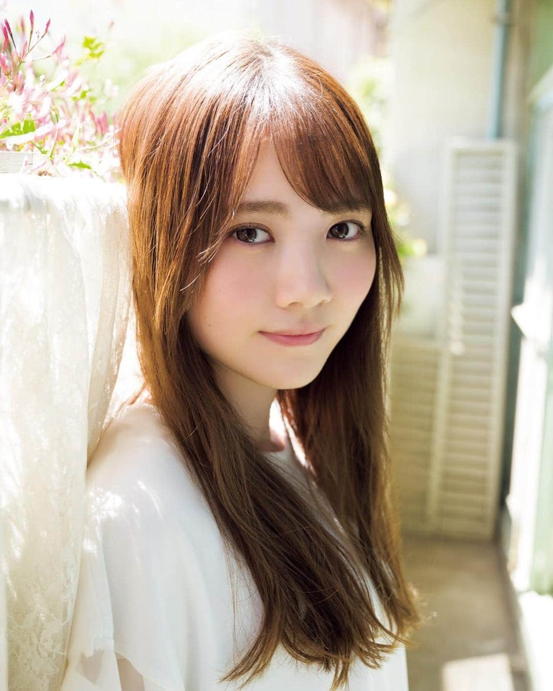 週刊少年マガジンのインスタグラム：「#マガジン 24号、巻中グラビアは、#乃木坂46 3号連続ジャック第３弾！  #田村真佑 さん！ ﻿ ﻿ ﻿ 撮影 /  Takeo Dec.﻿ スタイリング / 南拓子﻿ ヘアメイク / スミホシナ﻿ デザイン / 坂上和也 (banjo)﻿ 衣装協力 / oldhoney﻿」