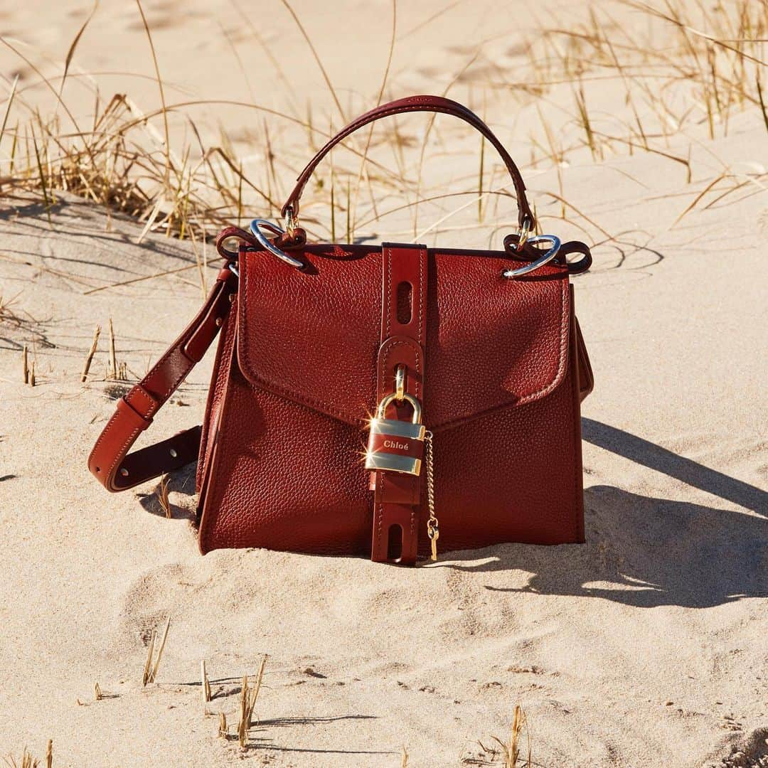 Saks Fifth Avenueさんのインスタグラム写真 - (Saks Fifth AvenueInstagram)「HANDBAG HEROES: Introducing @chloe’s Aby Day bag—as chic on a sandy beach as on the city streets. #SaksStyle」5月22日 7時03分 - saks