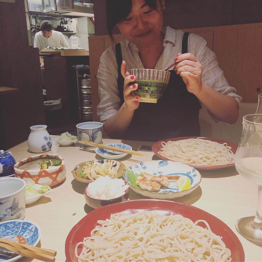 野沢和香さんのインスタグラム写真 - (野沢和香Instagram)「お蕎麦大好き🤩！ 名店  #鎌倉一茶庵丸山  が丸ビル以外に代々木上原にあったなんて✨! お蕎麦はもちろんだけど、このモズクとろろ🤤！やばーい！ ご飯くださ〜い！な美味しさ😋でした。 いかれたらこちらは是非⤴︎ あれ、 エプロンしてる人が向かいに座って食べてる🤣 @hiroyo04 ♡」5月22日 12時37分 - wakanozawa
