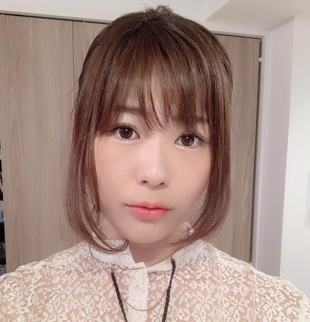 小日向えりのインスタグラム：「今日は美術館に行ったあと、お客さんの片付けのお手伝い&お母さん登録希望の方との面談なので…  エレガントでアーティスティックかつ（笑） 動きやすい服装で🎨  髪は全体を巻いて、ゆるくふわっと結びました🌷 今日は夏日🐢✨✨ TOPS : #adametrope  PANTS : #ZARA  #起業家女子 #美術館 #ootd #今日のコーデ  #上品コーデ #働く女性 #女性起業家 #歴ドル #きょこ  #シースルー #きれいめコーデ #ロイヤルブルー #高校講座 #高校講座日本史 #チョーカー #アート #cool #クールビズ #クールコーデ #白ブラウス #白ブラウスコーデ #zarawomen」