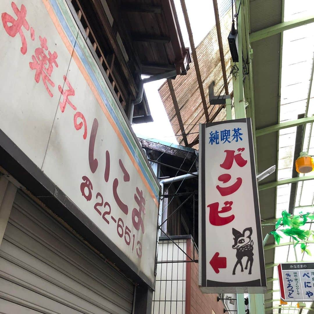 甲斐みのりさんのインスタグラム写真 - (甲斐みのりInstagram)「念願の和歌山県新宮市へ。 商店街の路地にある、カウンター数席だけの小さな喫茶「バンビ」。父さんが亡くなってからは、基本メニューをサイフォンで淹れるコーヒーに限って、お母さん一人で続けています。 お母さんや常連さんとお話ししていたら、お菓子をわけていただきました。 喫茶店「杏」も気になりながら、次回に持ち越し。  #喫茶喫茶喫茶 #旅のかけら和歌山」5月22日 12時38分 - minori_loule