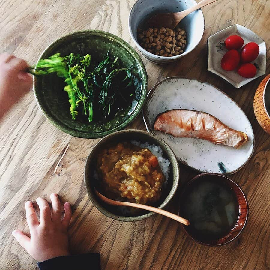 宇藤えみさんのインスタグラム写真 - (宇藤えみInstagram)「2日続いたカレーにそろそろ飽きただろうと思い納豆ごはんにしましたが…また「カレーも！！」とw そんな親子ごはん。 愛媛から送られてきた甘〜い玉ねぎとじゃがいもをたくさん使ったカレー。 具が溶けるくらい3日間煮込んだカレーはトロトロで甘くて美味しかった✌︎ よく問い合わせのあるカレー粉。 今は一度師匠  @salons_green から誕生日プレゼントでもらって知った「子ども用のオラッチェカレールウ」というのをリピートして使っています！ 私は @foodandcompany_grocery で買っています。 私も無添加で美味しいカレー粉は他にもないか探してるところです👌  #親子ごはん #いただきます親子ごはん#食と器 #子ども器#暮らし#日々#器」5月22日 12時34分 - emiuto