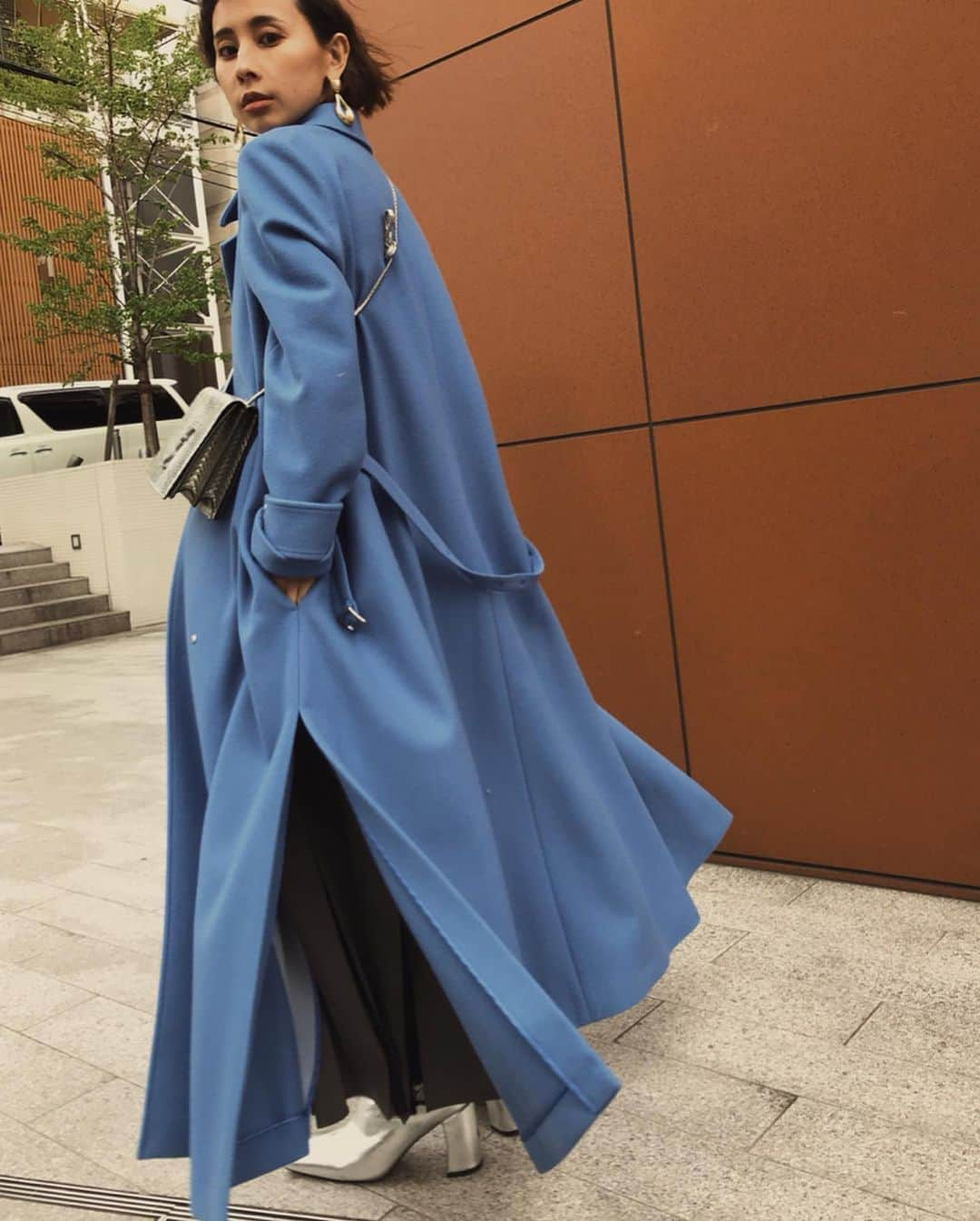 黒石奈央子さんのインスタグラム写真 - (黒石奈央子Instagram)「AMERI AW ふく . BELT FLARE LONG COAT ¥41600+tax LADY ALTERNATELY DRESS ¥17500+tax SQUARE HELPFUL BOOTS ¥20300+tax  アクセ  AW . みてみてーーって言いたくなるほど綺麗なブルーフレアコート😍 黒が本命だったんだけどブルーが可愛すぎて二色買いしよーかなーと迷っております😂 ワンピースはスカートのプリーツが切り替えレースになってて動くたびにレースがチラリ😍 .  先行予約期間 web & 心斎橋 5/23〜5/27 5/23.24  代官山 5/25〜5/27  ルミネ  @ameri_shinjuku @amerivintage @ameri_daikanyama @ameri.shinsaibashi #ameri#amerivintage #fashion #coordinate#ootd#outfit#osanposnap #705_outfit #大人ファッション #大人コーディネート #大人スタイル #modestyle #modefashion#modecasual #2019autumnwinter#先行予約 #japonism」5月22日 12時34分 - blackstone705