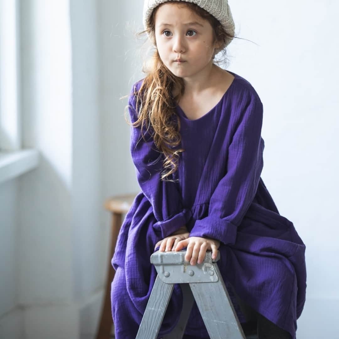 のインスタグラム：「＼✨火・水・木限定価格✨／ ダブルガーゼ リラックス ワンピース（PURPLEのみSALE中） ¥980円  やっほ〜😘マノンだよ💕 いつもマノンのインスタを見てくださっている方に朗報です㊙ 大人気のこちらのダブルガーゼワンピース(PURPLEのみ)が木曜日まで限定価格で販売されています🎀 他にも限定価格の商品がありますので要チェックですよ❣  プレゼント企画への応募は1つ前のPOSTから急げ〜☝ 🍭おかげさまで公式LINE@お友だち数9,000人突破🍭  MANONをお得にご利用頂くにはLINE@友だち登録がとってもオススメだよ〜😍 プロフィールのURLをクリック→公式オンラインショプ内のLINE@お友達登録リンクをクリック  MANON LINE@公式アカウントではお友達限定で 👉LINEお友達限定10%OFFクーポン 👉週末限定タイムセールセール 👉新作入荷  等のお得な最新情報をいち早くお届けしますよ❤  #ククマノン #coucoumanon #coucou_manon #キッズ撮影会 #kidscode #kids_japan #キッズ服 #キッズコーデ #キッズファッション #キッズモデル #子供 #子供服 #ギフト #娘コーデ #キッズフォト #ムスメ #親バカ部 #リンクコーデ #親子コーデ #子供服通販 #子供服コーデ #女の子コーデ #男の子コーデ #フォトコンテスト #フォトスタジオ #フォトブース #写真会 #フォトイベント #boheme」
