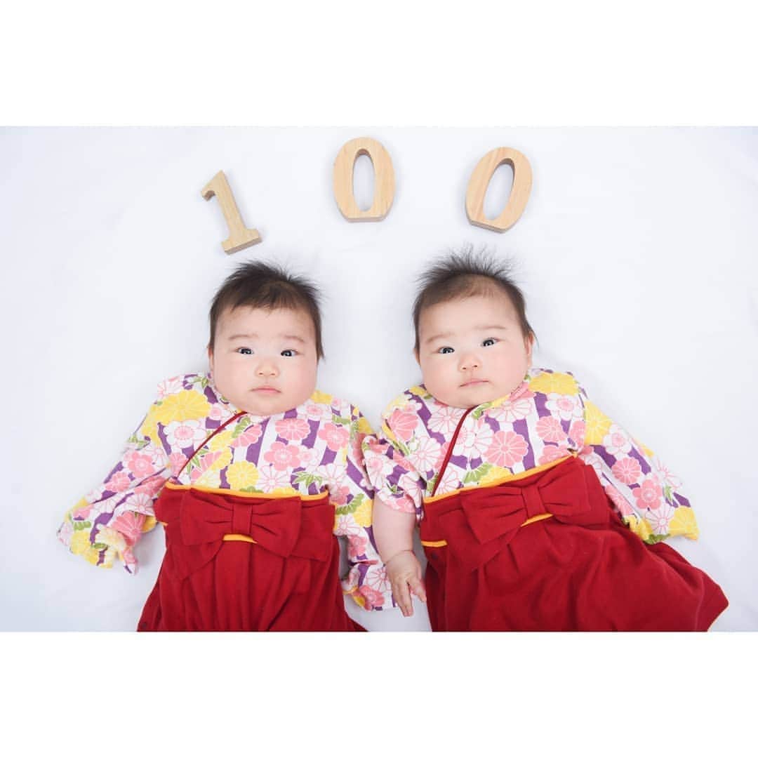 Photo Studio178さんのインスタグラム写真 - (Photo Studio178Instagram)「お揃いコーデで 100日のお祝い㊗️ ✽.｡.:*・ ✽.｡.:* ・  https://17hachi.com  #成長記録 #100日祝い #双子 #twins  #baby #記念日 #photography  #生後3か月 #赤ちゃん  #babygirl #indies_gram #kids_japan #instagram_kids #tv_kidz  #ig_kids #instakids  #igbabies #袴 #お揃いコーデ  #コドモノ #コズレ #ママリ #mamanoko #イクママ  #月島 #勝どき #豊洲  #中央区 #江東区」5月22日 12時35分 - photo_studio_178