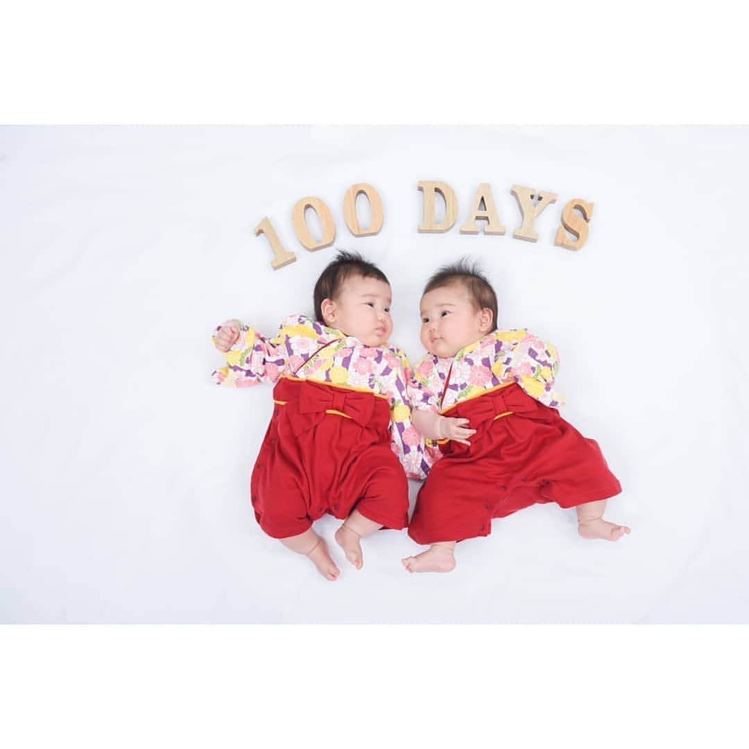 Photo Studio178さんのインスタグラム写真 - (Photo Studio178Instagram)「お揃いコーデで 100日のお祝い㊗️ ✽.｡.:*・ ✽.｡.:* ・  https://17hachi.com  #成長記録 #100日祝い #双子 #twins  #baby #記念日 #photography  #生後3か月 #赤ちゃん  #babygirl #indies_gram #kids_japan #instagram_kids #tv_kidz  #ig_kids #instakids  #igbabies #袴 #お揃いコーデ  #コドモノ #コズレ #ママリ #mamanoko #イクママ  #月島 #勝どき #豊洲  #中央区 #江東区」5月22日 12時35分 - photo_studio_178