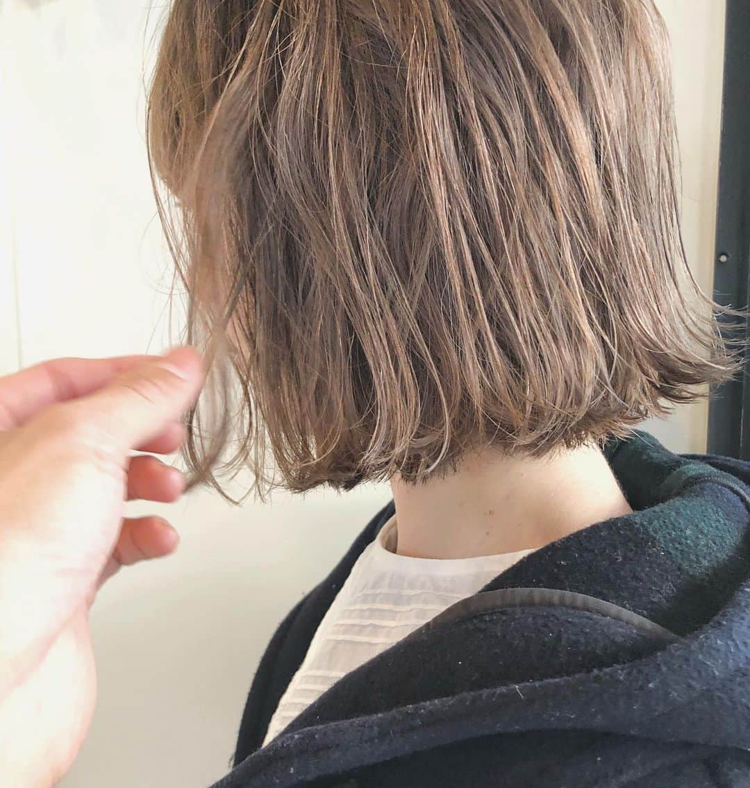 カワシリアツシのインスタグラム：「細かめなハイライトで作るベージュカラー🌿 全頭のブリーチじゃないので ダメージも半分◎ ・ ・ ・ ・ブリーチの回数がわからない。 ・値段が気になる。 ・ダメージが心配。など なんでもご気軽にご相談ください😊 ・ ご予約やご相談はURLもしくはDM・LINEにて待ちしております🙆‍♂️ ・ ・ ・ ご予約はトップページURLをクリック😊 もしくはDMください✉️ ・ ネットで×になってても お取りできるお時間もございますので、 ご気軽にご相談ください🙆‍♂️ ・  #アディクシー #イルミナカラー  #外国人風カラー #ミニボブ #切りっぱなしボブ #ハイライト #外ハネ #グラデーション #外国人風 #ポートレート #美容室 #美容院 #美容学生 #撮影 #東京 #渋谷  #ショートヘア #グレージュ  #ブルージュ #ブリーチ #portrait #フィルムカメラ #hairstyle #ショートカット #haircolor #ハイトーン #데일리룩 #时尚 #แฟชั่น#デジキュア」
