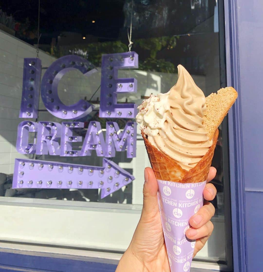 DOMINIQUE ANSEL BAKERYさんのインスタグラム写真 - (DOMINIQUE ANSEL BAKERYInstagram)「Our Cold Brew Soft Serve is back, made with a swirl of La Colombe cold brew soft serve in a honey tuile cone, finished with a dollop of milk foam, cocoa powder, and anise biscotti. Soft serve at @dominiqueanselkitchen starts TOMORROW at 3pm. See you here in the #WestVillage. 😎☕️🍦 Soft Serve Hours:  Wed-Thurs 3-9pm Fri-Sat 12-10pm Sun 12-9pm (we’ll be open on Memorial Day Monday 5/27 from 12-9pm too) #dominiqueanselkitchen #icecream #softserve」5月22日 7時17分 - dominiqueansel