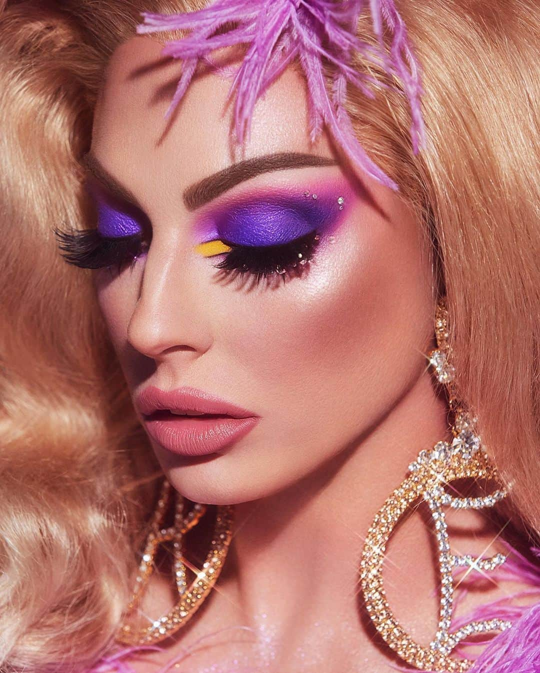 Anastasia Beverly Hillsさんのインスタグラム写真 - (Anastasia Beverly HillsInstagram)「Yes 👑 @alyssaedwards_1 #ABHxAlyssaEdwards wearing “D.D.G” all over lids, Brick Road” inner  corner & “Believe” through crease • Lashes are 301’s stacked & embellished with Swarovski crystals by Mua 😍 • • Photo @brianziff  Mua @alyssamarieartistry  Hair @in2gr8ion  Stylist @cazias」5月22日 7時18分 - anastasiabeverlyhills